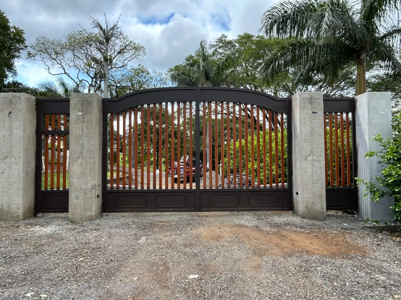 Portón abatible terminado e instalado en Costa Rica