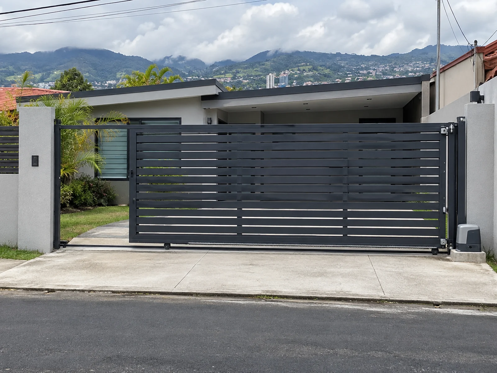 Portón corredizo automático instalado en una residencia de San José, Costa Rica