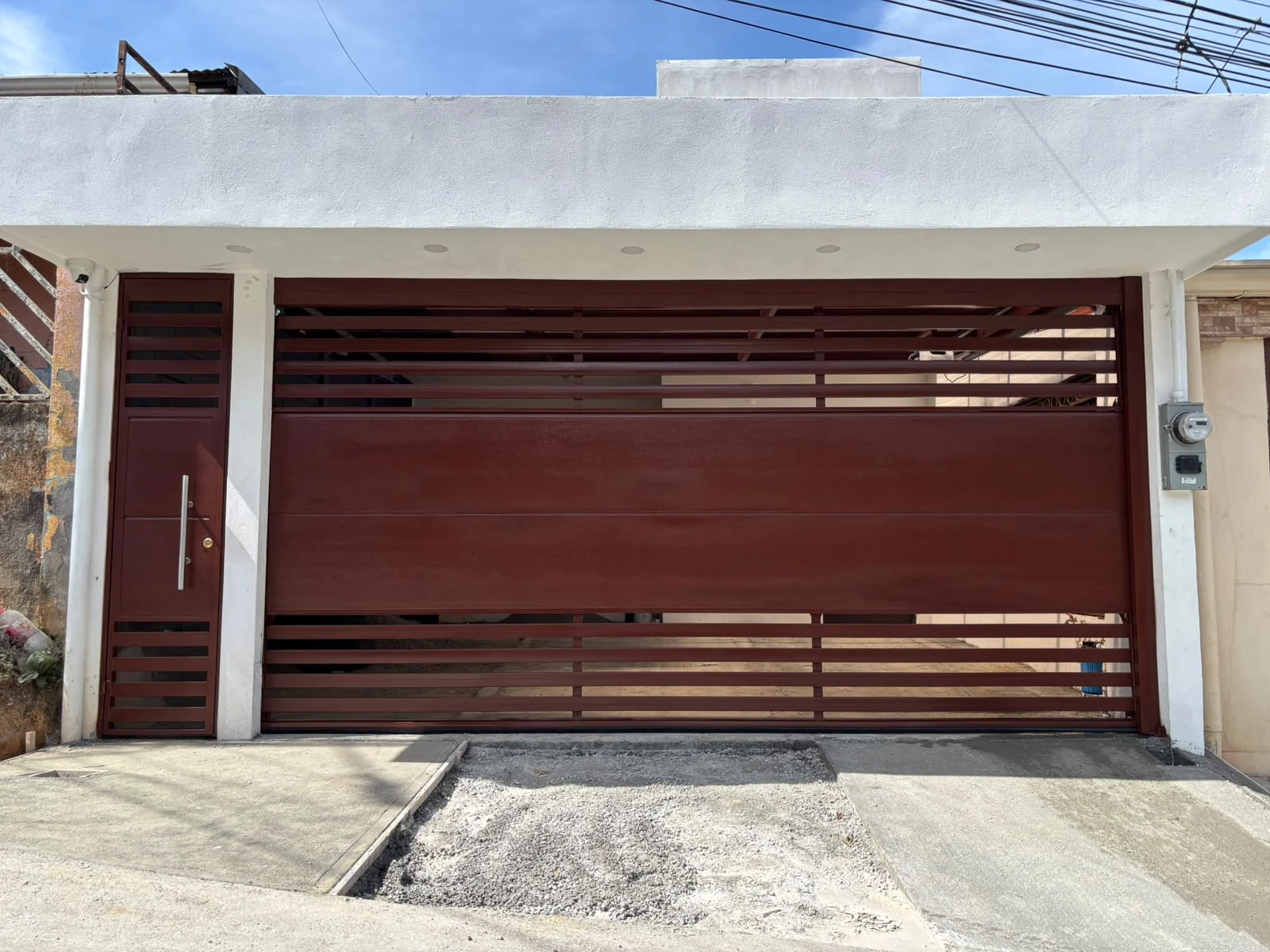 Portón seccional residencial de apertura vertical